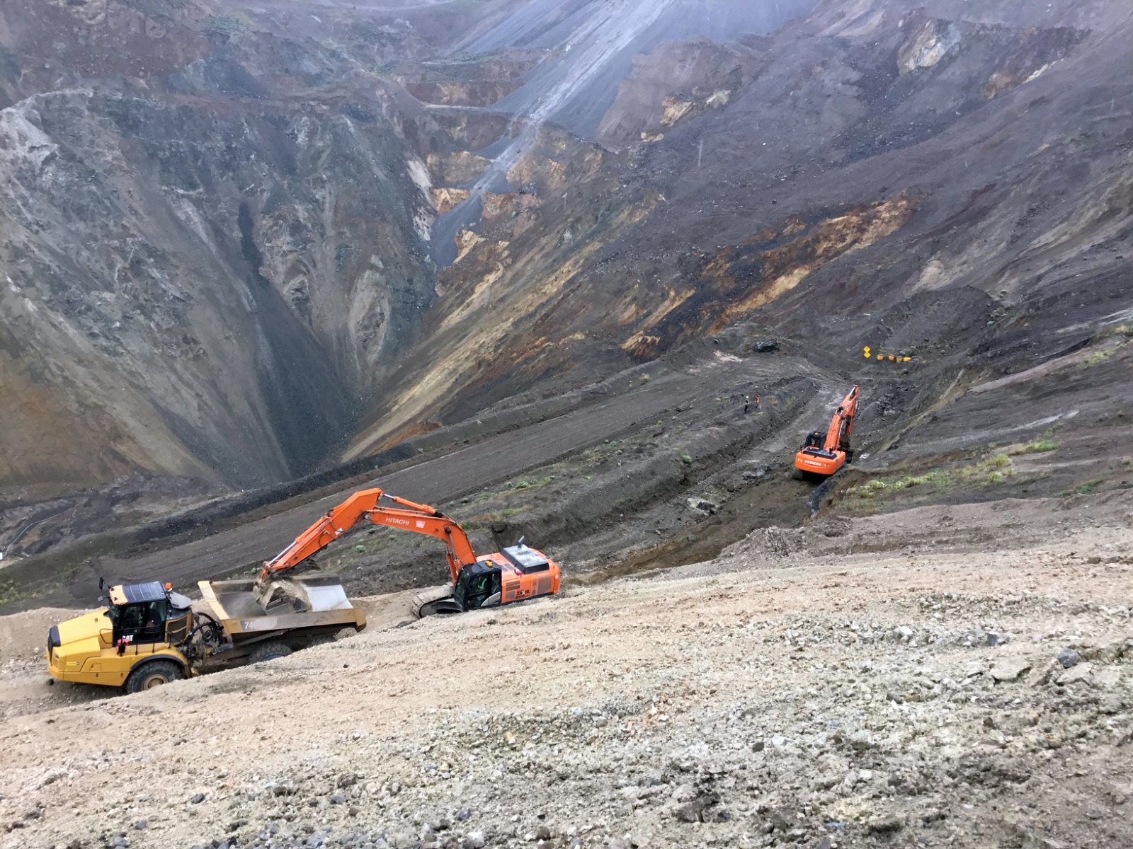 Dawson Civil Mining Construction team excavating at the mine site.